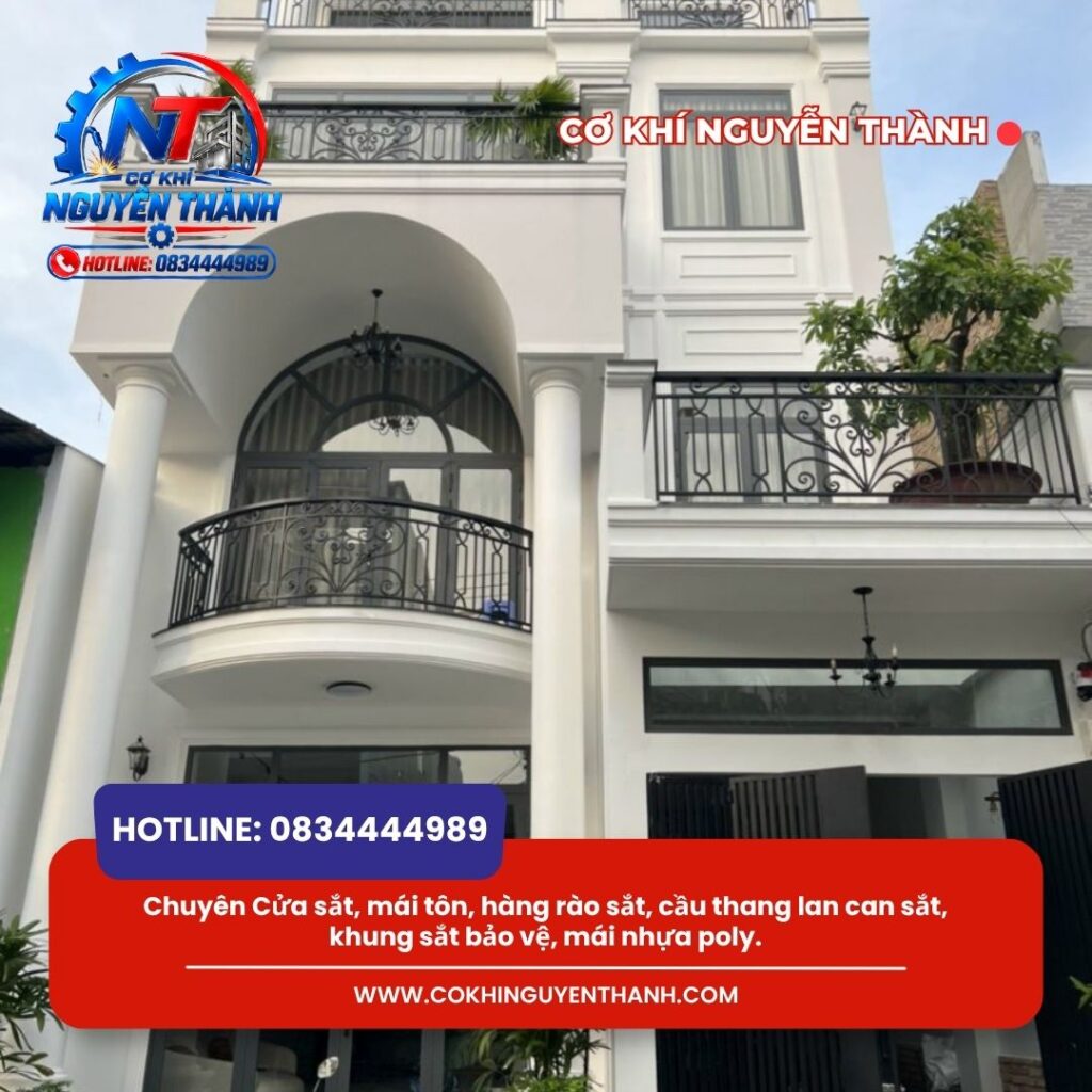 Lan can ban công không chỉ là tay vịn bảo vệ an toàn mà còn tạo điểm nhấn kiến trúc cho mặt tiền.