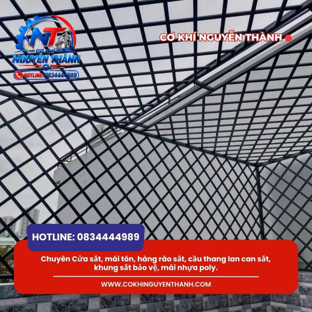 Dịch vụ làm khung bảo vệ sân thượng Tân Bình của Cơ khí Nguyễn Thành mang lại giải pháp che chắn an ninh kiên cố cho ngôi nhà.
