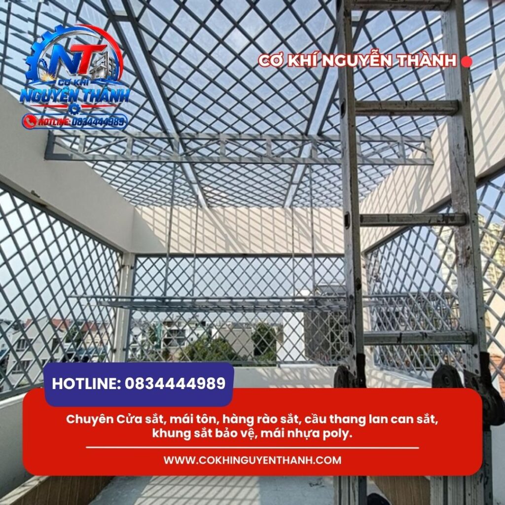 Dịch vụ làm khung bảo vệ sân thượng Tân Bình với thiết kế phù hợp nhà có trẻ nhỏ của Cơ khí Nguyễn Thành luôn đem lại sự kiên cố, tiện nghi và bảo vệ an toàn trọn vẹn cho con yêu của bạn.