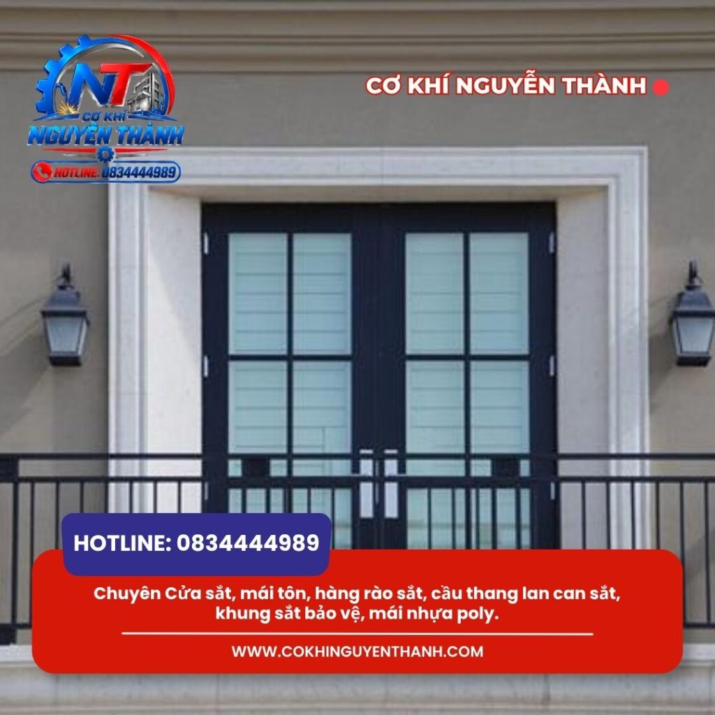 Hệ thống lan can sắt thanh thoát vừa giúp mở rộng tầm nhìn vừa tạo điểm nhấn kiến trúc sang trọng cho mặt tiền ngôi nhà.