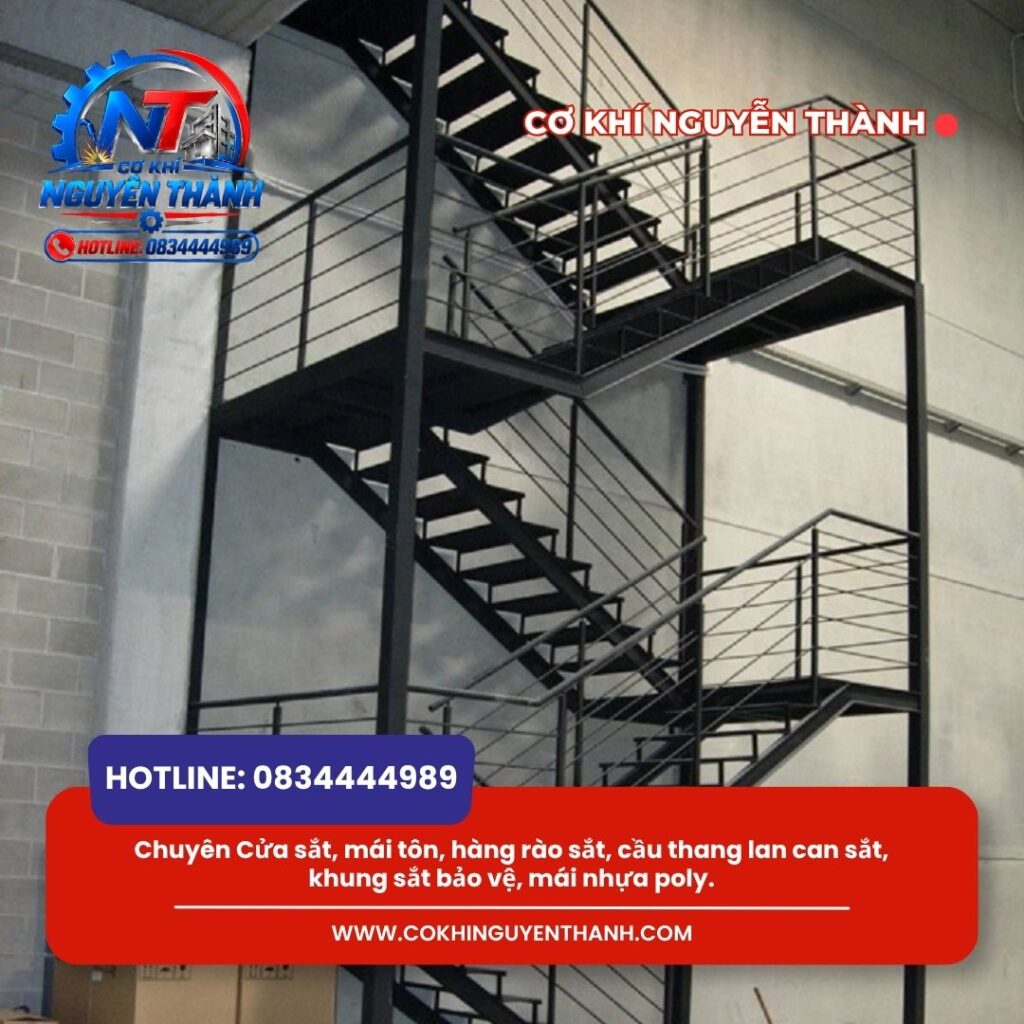 Cầu thang sắt hộp mở rộng lối đi lại. Công trình vừa kiên cố vừa nâng tầm vẻ đẹp sang trọng cho ngôi nhà.